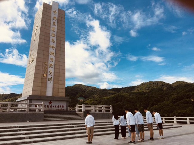 實踐隊向松毛嶺戰(zhàn)役中犧牲的烈士鞠躬默哀。福建船政交通職業(yè)學院供圖